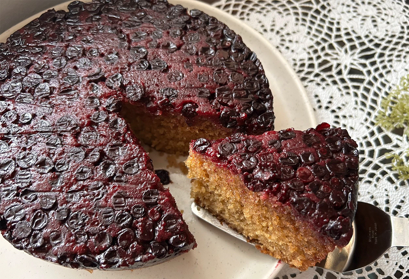 ブラックカラントと米粉の蜂蜜ケーキ