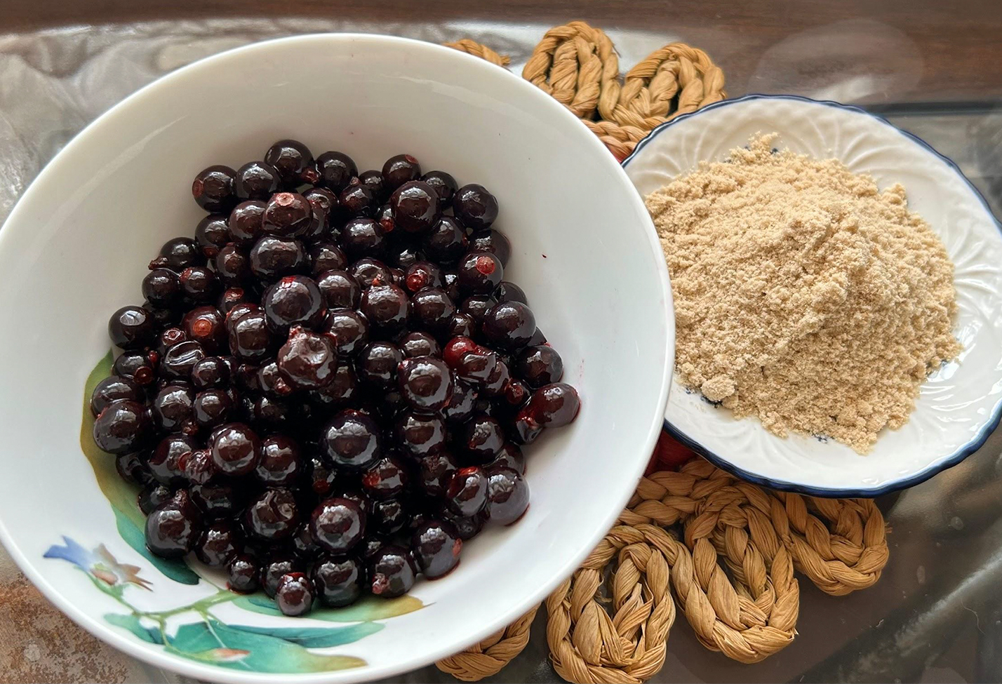 ブラックカラントと米粉の蜂蜜ケーキ