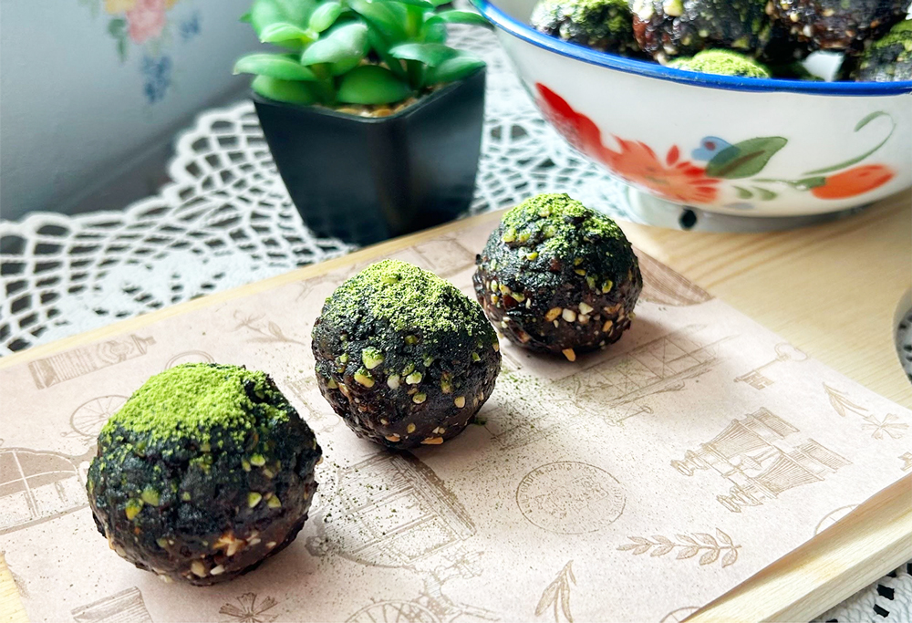 抹茶とブラックカラントのエナジーボール