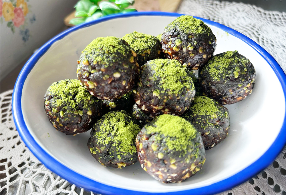 抹茶とブラックカラントのエナジーボール