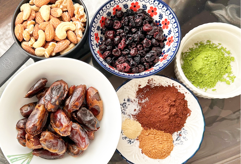 抹茶とブラックカラントのエナジーボール