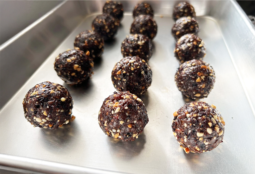 抹茶とブラックカラントのエナジーボール