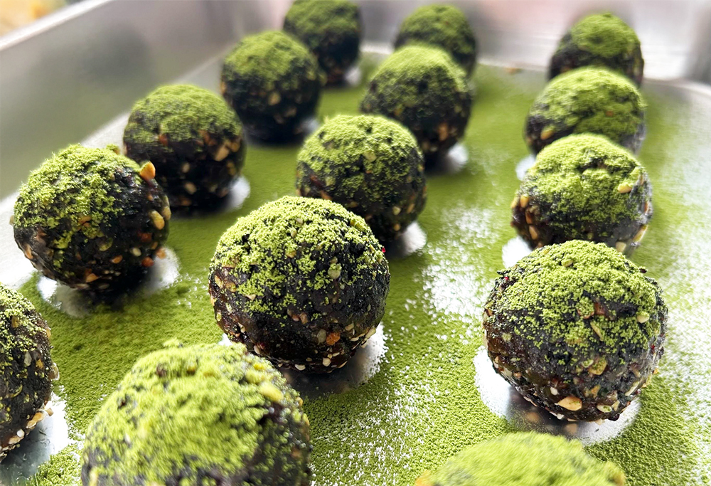 抹茶とブラックカラントのエナジーボール